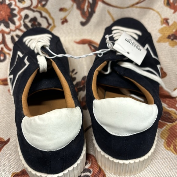 Faux-Suede navy blue sneakers with white laces and white wide soles.9.5 - Picture 5 of 5